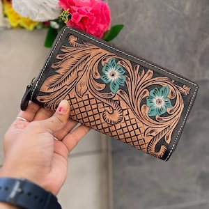 Pochette sculptée à la main en cuir véritable, style occidental, couleur turquoise, sculpture de fleurs, pochette à fermeture éclair complète, cadeau de Noël pour elle