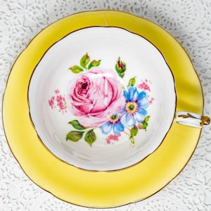 Vintage Paragon tekopp och fatset i benporslin i citrongul färg, blombukett inuti, England