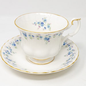 Inspiring Royal Albert &quot;Memory Lane&quot; teacup and saucer set, Vintage Bone China, Rose, Floral Design