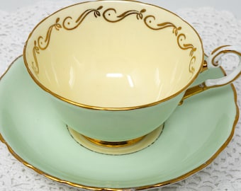 tasse à thé et soucoupe toscanes vintage, vert pâle et jaune clair avec bordure dorée, fabriquées en Angleterre