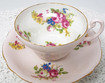 Zestaw filiżanek i spodków EB Foley w kolorze jasnoróżowym, dekoracja kwiatowa, zabytkowa porcelana kostna, ok. 1948–1963 r., Anglia