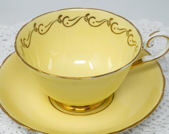 tasse à thé et soucoupe toscanes vintage, jaune clair avec bordure dorée, fabriquées en Angleterre