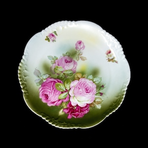 Württembergische Porzellanmanufaktur three pink roses plate, hand-painted flower arrangement, Germany, antique decorative plate, c.1904-1934
