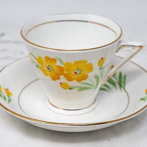 Tasse à thé et soucoupe en porcelaine tendre Phoenix vintage : fleurs jaunes peintes à la main