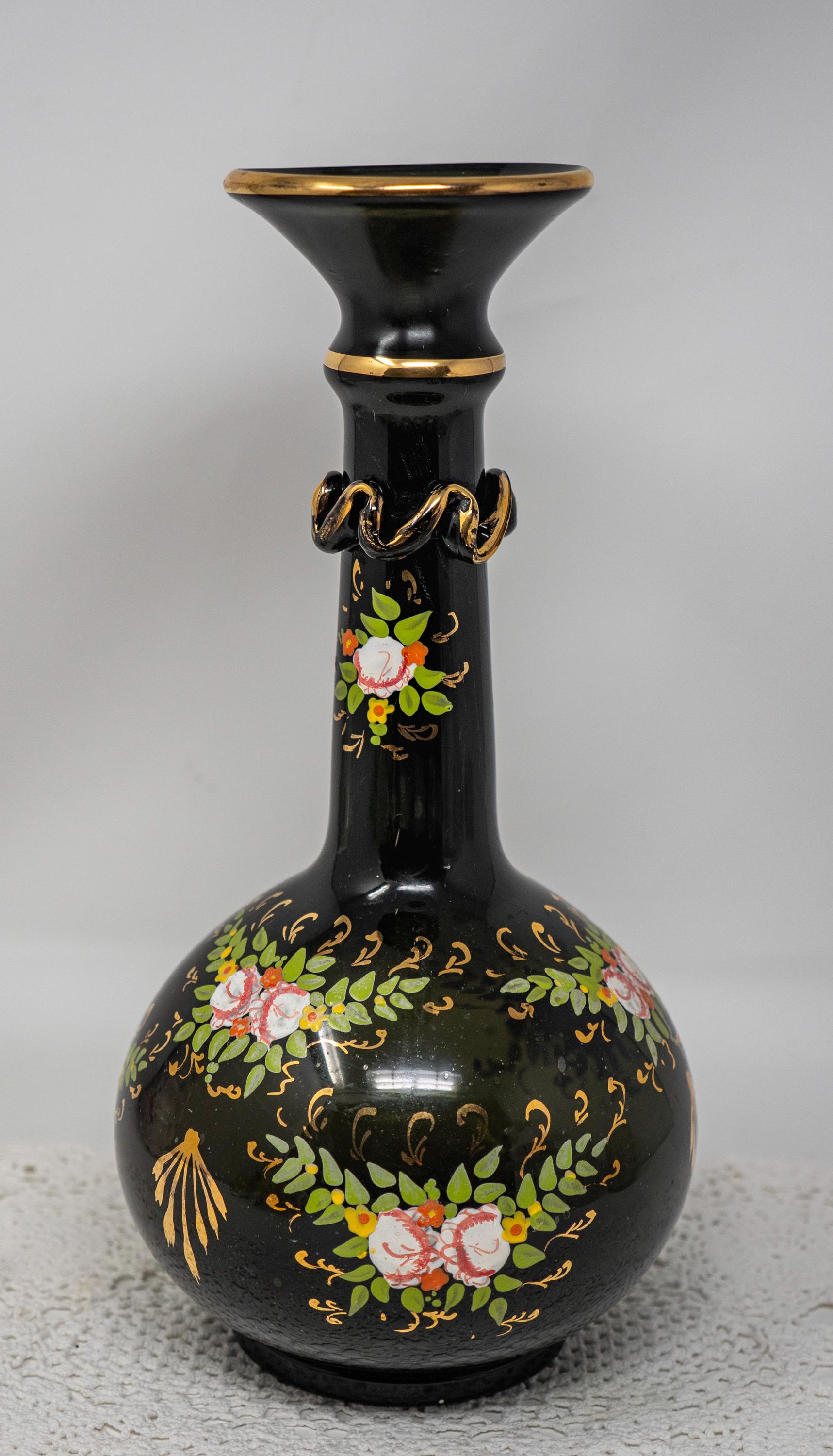 ヴィンテージの黒ガラス11.5インチの花瓶。手描きの花のモチーフ、手