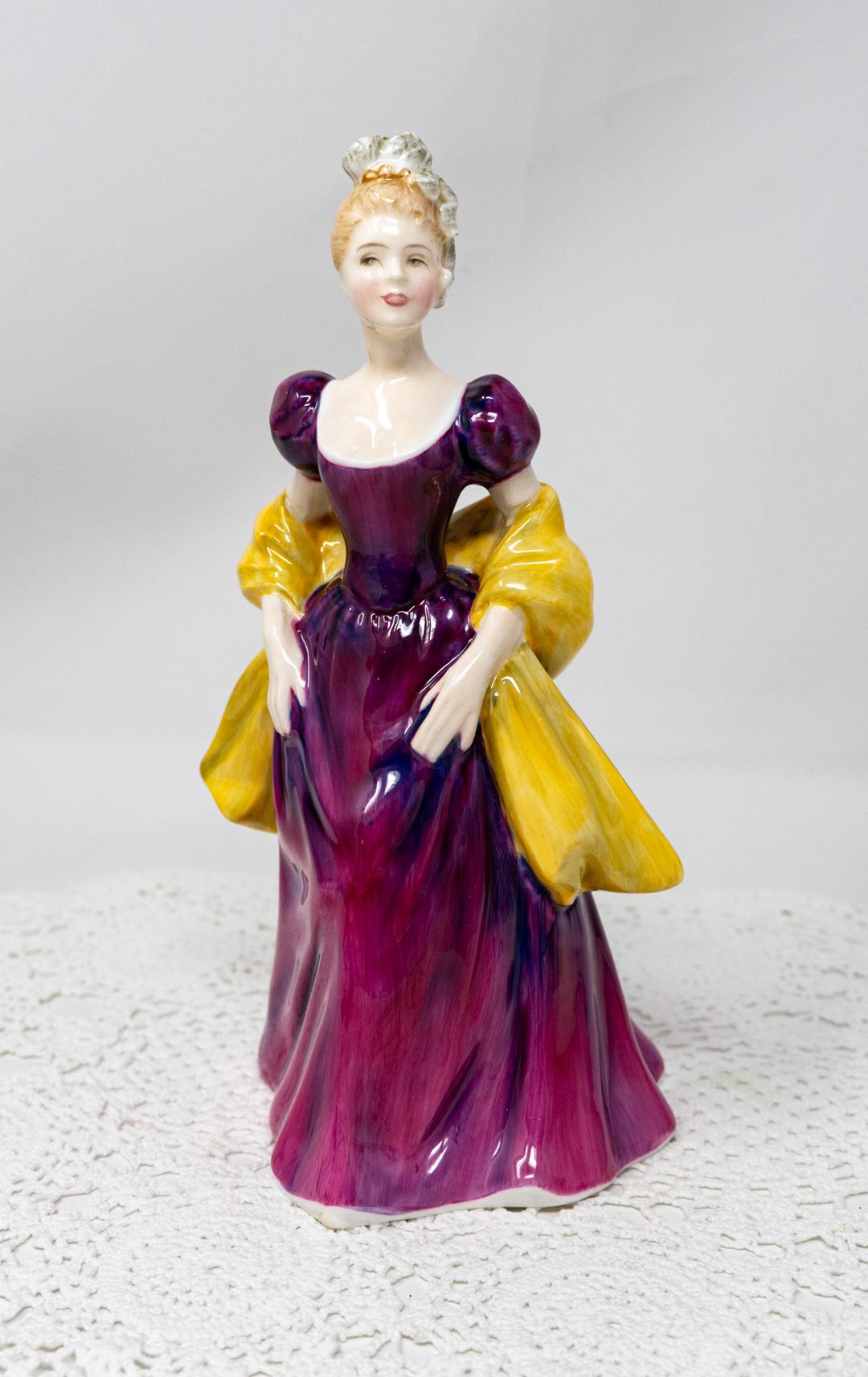 ✨️ロイヤル・ドルトン✨️フィギュリン Lorette ロレッタ HN 2337 Vintage Royal Doulton Figurine: Loretta HN2337, Bone China
