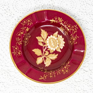 Op de afbeelding: Een set van drie keramische mokken met een gespikkelde, matte afwerking. De mokken zijn in crème, lichtgrijs en donkergrijs. Elke mok heeft een eenvoudig, minimalistisch ontwerp en een afgeronde handgreep.