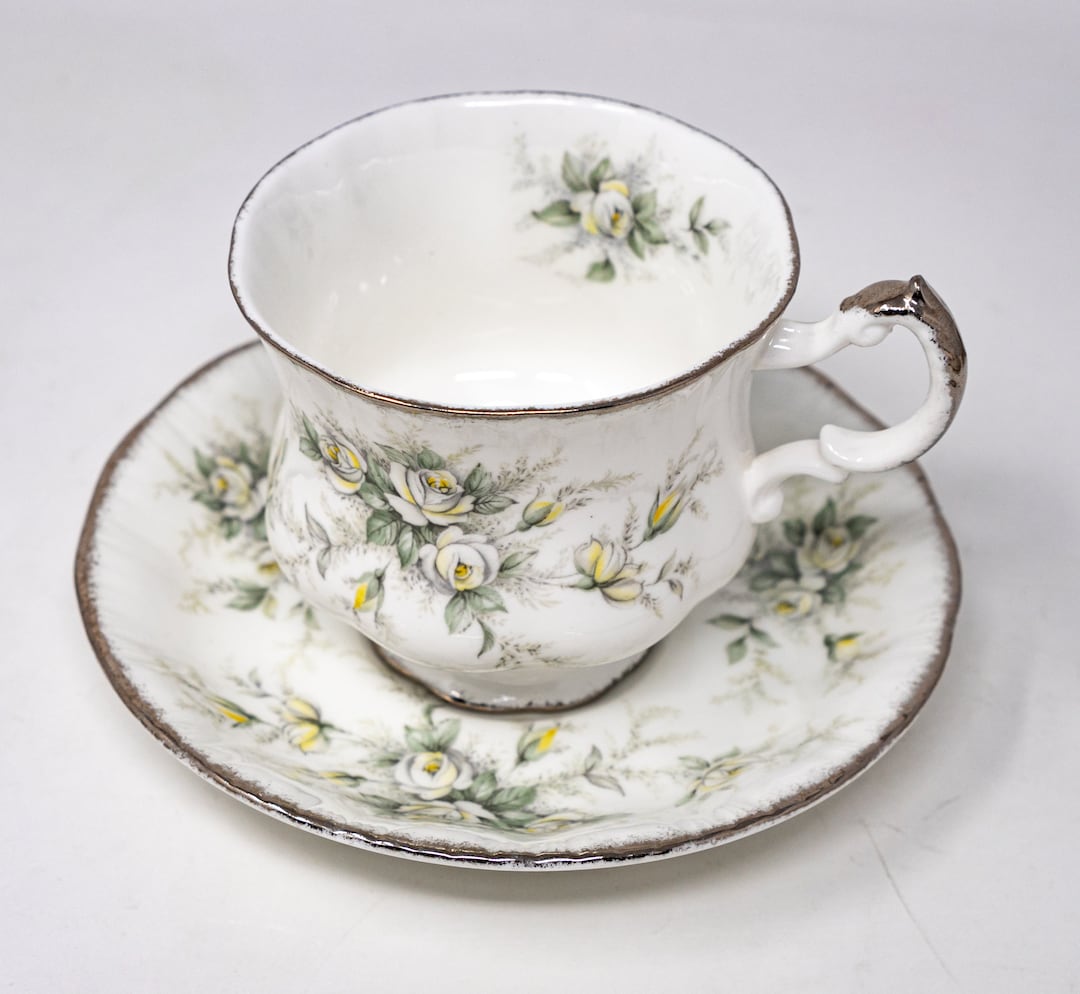 薔薇一輪 BONE CHINA Vintage Paragon Bone China Teacup & Saucer: 