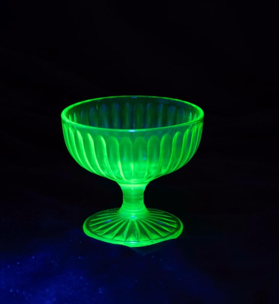 Hazel Atlas １９３０年「Ribbon」極小チップ有り・ウランガラス Hazel Atlas Sherbet Glass, 
