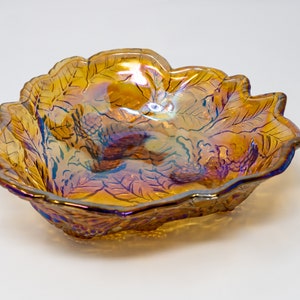 Vintage driehoekig glazen dienblad van carnaval, snoepschaal, amber met bessen en bladeren