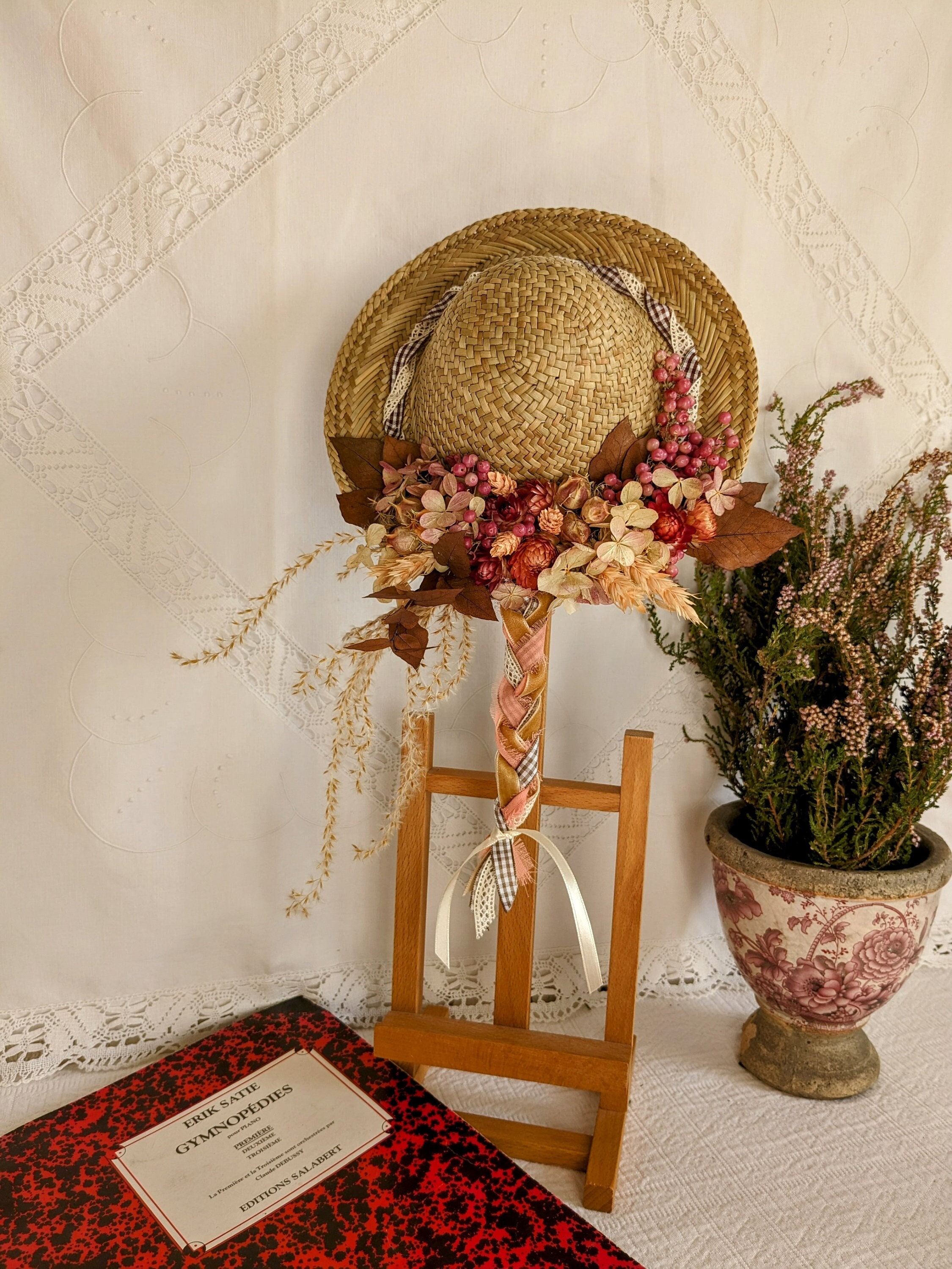 Chapeau de paille fleuri, Fleurs séchées, Origine atelier floral