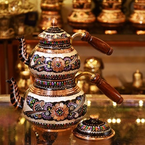 Una teiera turca in rame inciso con doppie teiere che ti consentono di  preparare il tè in una, mentre l'acqua calda della teiera più grande viene  utilizzata per diluire le singole tazze