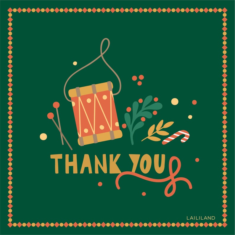 Puede incluir: Una tarjeta verde con un tambor rojo y amarillo, acebo rojo y verde, un bast&oacute;n de caramelo y el texto "THANK YOU" en amarillo con un adorno rojo. La tarjeta tiene un borde dorado y naranja con un patr&oacute;n de diamantes.