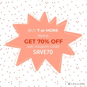 Puede incluir: Un gr&aacute;fico de estallido de estrella rosa con contorno blanco sobre un fondo blanco con puntos rojos. El gr&aacute;fico dice "BUY 7 or MORE items GET 70% OFF use coupon code SAVE70".