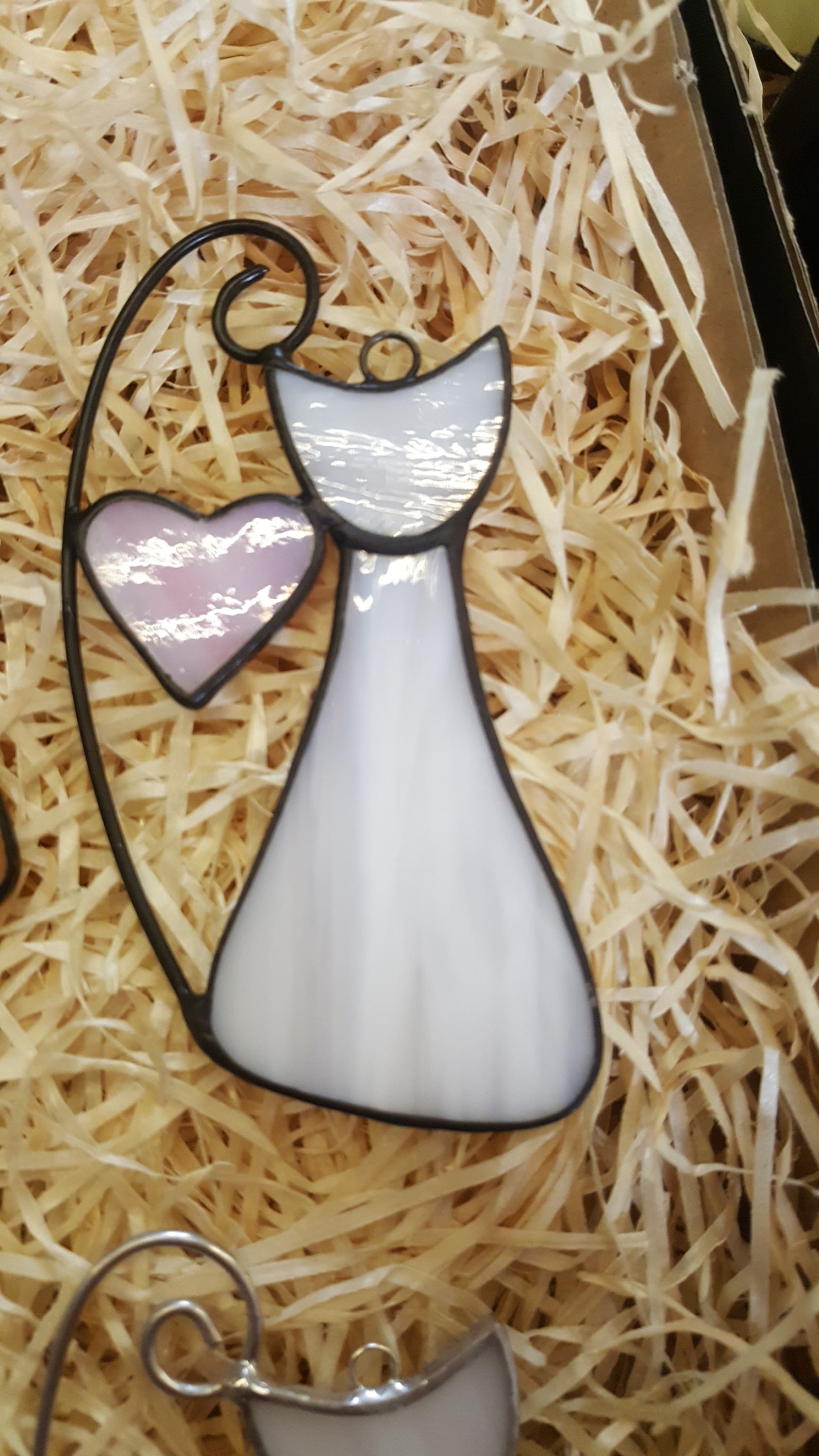 katzenliebhaber-wei-e-gelbe-und-tabby-katze-buntglas-katze-herz