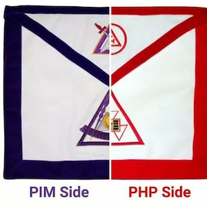 Peut inclure: Un tablier maçonnique blanc avec des bordures violettes et rouges. Le tablier comporte deux symboles brodés, un de chaque côté. Le côté gauche a un symbole violet avec un compas et une équerre, et le côté droit a un symbole rouge avec une épée et un compas. Le texte "PIM Side" est sous le côté gauche et "PHP Side" est sous le côté droit.