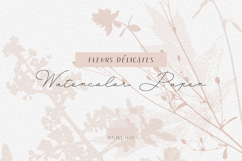 Op de afbeelding: Waterverfpapier met een delicaat bloemenontwerp in roze en witte tinten. De tekst "FLEURS D&Eacute;LICATES Watercolor Paper ANNCHIC" is op het papier gedrukt.