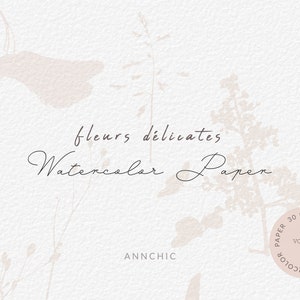 Puede incluir: Una descarga digital de 30 texturas de papel floral de acuarela. Las texturas de papel presentan delicados diseños florales en tonos de rosa y blanco. El texto "fleurs délicates Watercolor Paper" se muestra en la imagen. El texto "PAPER 30 DELICATE FLORAL WATERCOLOR VOL. 06" se muestra en un círculo en la imagen. El texto "ANNCHIC" se muestra en la imagen.