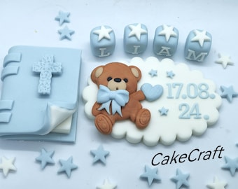 Peut inclure: Décor de gâteau bleu et blanc avec un ours en peluche tenant un cœur bleu, un livre avec une croix et le texte "17.08. 24."