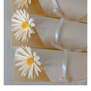 Fiori singoli  (scegli tra margherite, roselline, narcisi), fiori realizzati a mano, fiori di carta