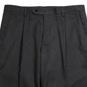 K&ouml;nnte beinhalten: Eine dunkelgraue Hose mit Falten und vorderen Taschen.
