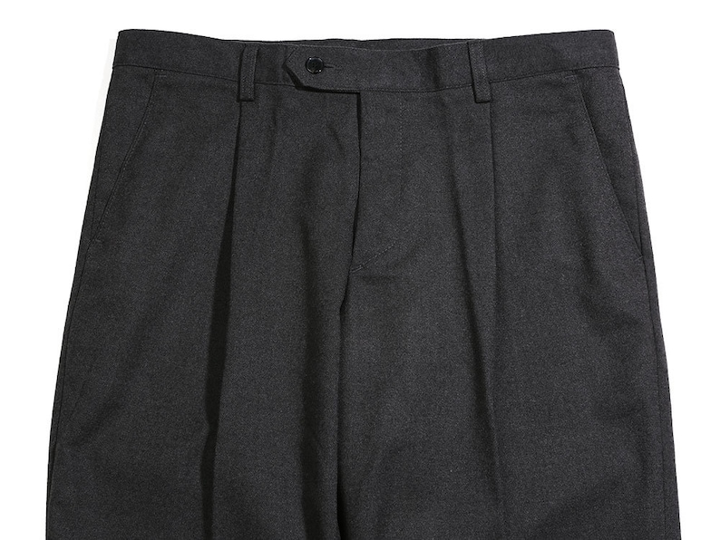 K&ouml;nnte beinhalten: Eine dunkelgraue Hose mit Falten und vorderen Taschen.