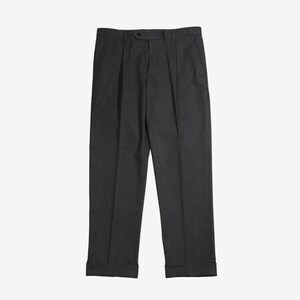 K&ouml;nnte beinhalten: Dunkelgraue, gefaltete Hose mit umgeschlagenen S&auml;umen.