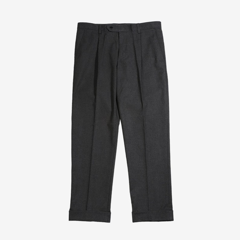 K&ouml;nnte beinhalten: Dunkelgraue, gefaltete Hose mit umgeschlagenen S&auml;umen.