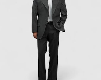 Traje gris de verano acampanado de dos piezas: blazer clásico de botonadura sencilla y pantalón semi acampanado para hombre