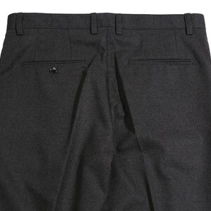 K&ouml;nnte beinhalten: Eine dunkelgraue Anzugshose mit flachem Vorderteil und zwei Ges&auml;&szlig;taschen.