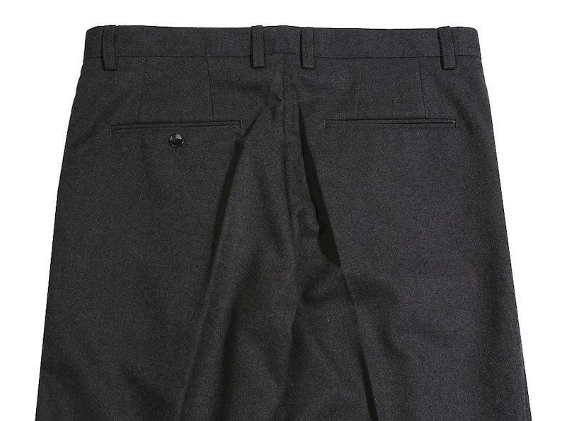 K&ouml;nnte beinhalten: Eine dunkelgraue Anzugshose mit flachem Vorderteil und zwei Ges&auml;&szlig;taschen.