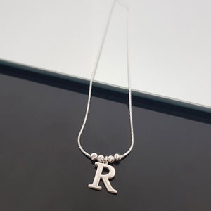 Collar con inicial, collar con letras pequeñas y delicadas, collar minimalista, collar con letras personalizadas, collar con inicial en mayúscula, regalo de San Valentín