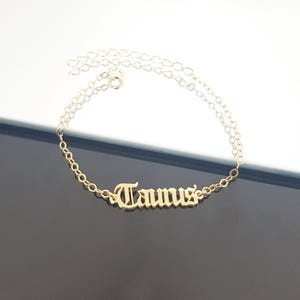 Pulsera de Tauro, Pulsera del signo zodiacal Tauro, Pulsera del horóscopo de Tauro, Pulsera de Tauro con fuente gótica inglesa, Regalo de cumpleaños para Tauro, Regalo para Tauro imagen 1