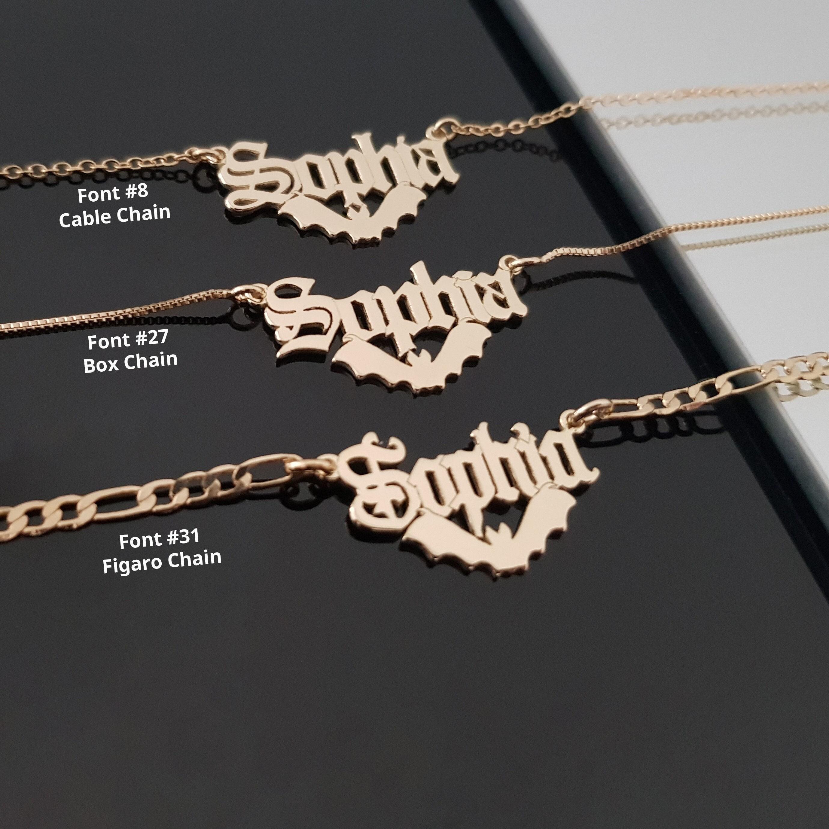 Naamketting vleermuis, gepersonaliseerde oudengelse naamketting met vleermuis, oudengelse letterketting, oudengelse naamsieraden, cadeau voor vleermuisliefhebber