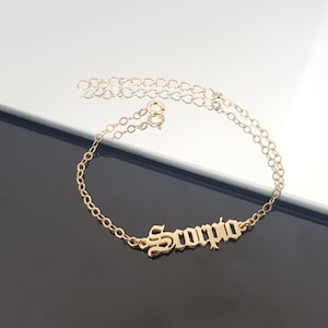 Skorpion Armband, Skorpion Sternzeichen Armband, Skorpion Horoskop Armband, Skorpion Old English Font Armband, Skorpion Geburtstag Geschenkideen Bild 1