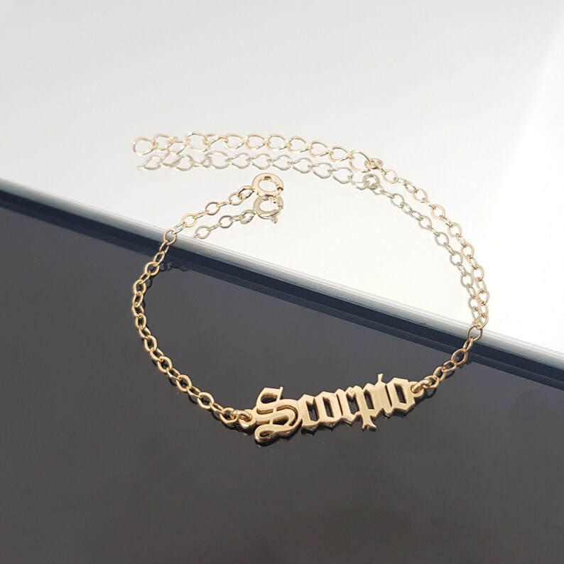 Skorpion Armband, Skorpion Sternzeichen Armband, Skorpion Horoskop Armband, Skorpion Old English Font Armband, Skorpion Geburtstag Geschenkideen Bild 1