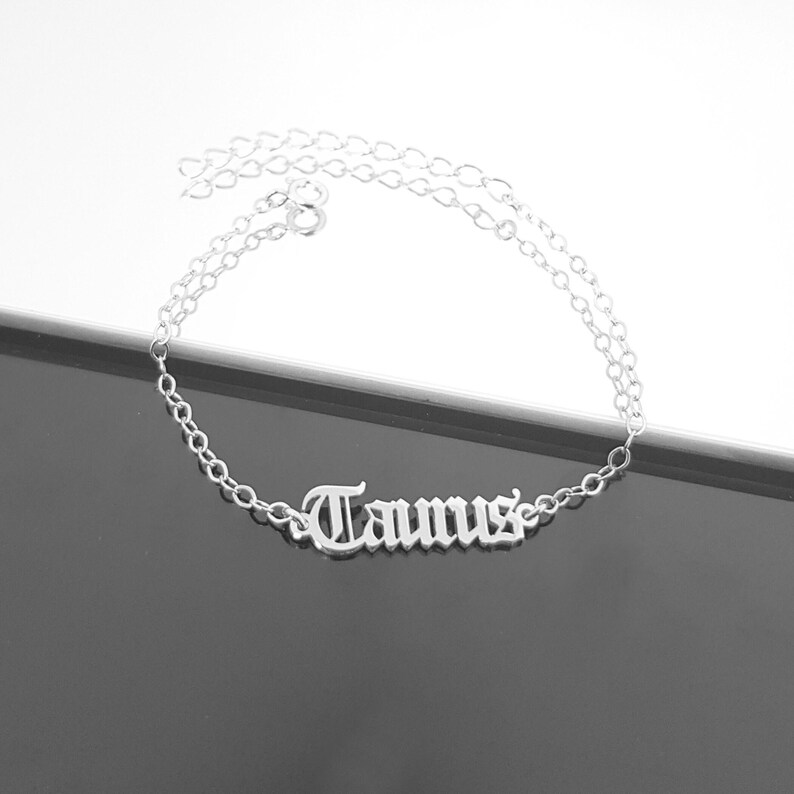 Pulsera de Tauro, Pulsera del signo zodiacal Tauro, Pulsera del horóscopo de Tauro, Pulsera de Tauro con fuente gótica inglesa, Regalo de cumpleaños para Tauro, Regalo para Tauro imagen 2
