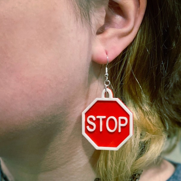 Boucles d'oreilles fantaisie signe stop