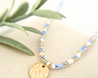 Blaue Halskette kleine Rocailles Perlen // Gold weiß blau // Schmuck für Frauen // Filigrane Halskette