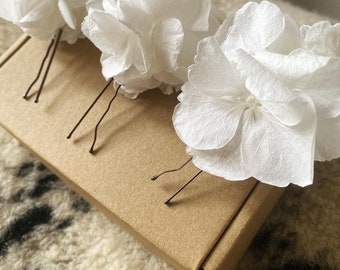 Preserved white hydrangea hair pins/ white hair pins/ white hair accessories/ wedding day hair accessories/ dried flower hair pin