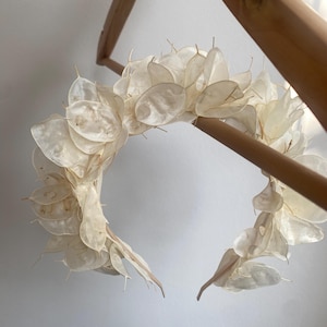 Corona de flores secas de lunaria: tocado de novia bohemio