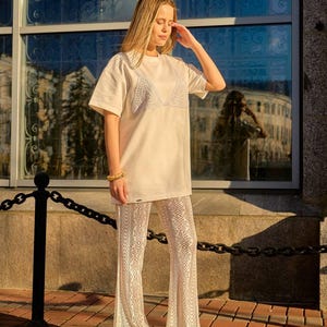 Handgemachtes besticktes T-Shirt & durchsichtige Spitzenhose, Boho-Hose, Weiße Spitzenhose, Schlaghose, Kleidung in Übergröße, Hippie-Kleidung