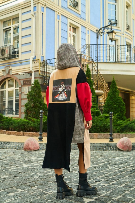 Elegante abrigo de mujer con bordado 