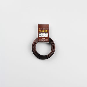 Op de afbeelding: Een rol bruin aluminiumdraad, 100 meter lang, met een diameter van 2,5 mm en een dikte van 7,5 mm. De draad is verpakt in een bruin en geel etiket met Japanse tekst.