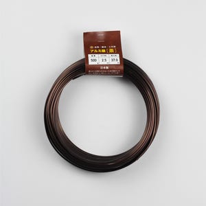 Op de afbeelding: Een spoel van bruin aluminiumdraad, 37,0 meter lang, met een diameter van 2,5 millimeter. De draad is verpakt in een bruine papieren verpakking met de tekst "アルミ線 [茶]" in het Japans.