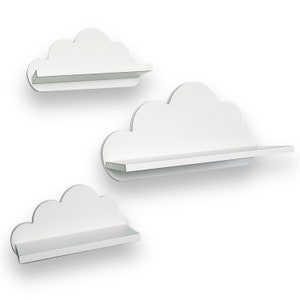 Peut inclure: Trois étagères en forme de nuage blanches avec un design simple. Les étagères sont de tailles différentes et sont montées sur un mur blanc.