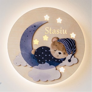 Schlafender blauer Teddybär auf dem Mond - Personalisierte LED Nachtlampe aus Holz für Kinder
