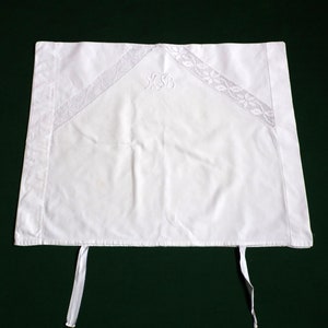 Puede incluir: Funda de almohada de algodón blanco con ribete de encaje e iniciales bordadas "J.B."