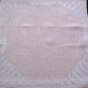 Peut inclure: Mouchoir en lin blanc avec une délicate bordure en crochet blanc. La bordure présente un motif géométrique répétitif.