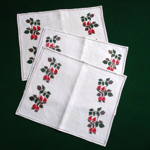 Vintage placemats, set of three, Farmhouse Kitchen, napkins, dinner napkins or placemats with strawberries